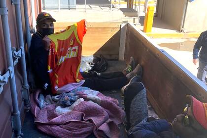 La Aduana argentina detectó a dos ciudadanos colombianos que intentaban ingresar ilegalmente al país