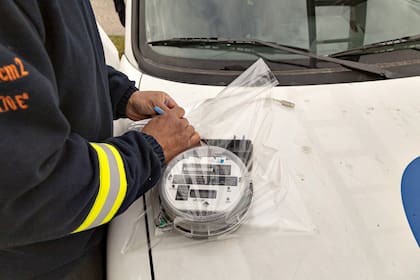 Una vez que se retira el medidor adulterado, se lo guarda en una bolsa y se lo presenta ante la Justicia