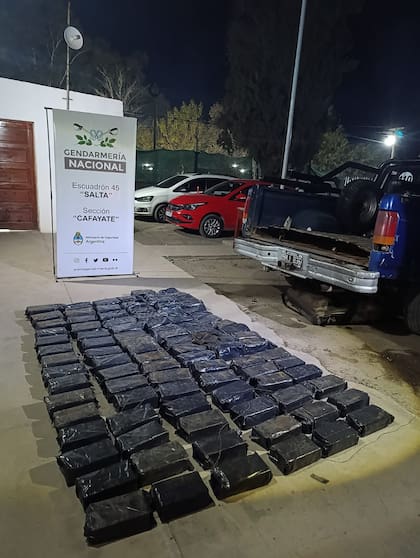detectaron que en la caja del rodado había signos de modificaciones y faltas de tornillos en el piso de ese sector. Luego, con el uso de herramientas, realizaron cortes y levantaron la chapa, comprobando que había 192 paquetes rectangulares de distintos colores