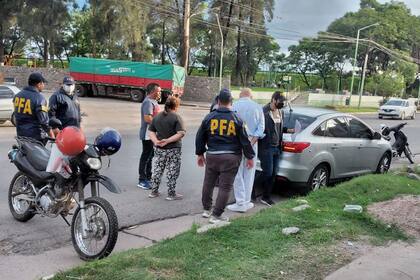 Detectives de la Policía Federal Argentina detuvieron a cuatro sospechosos por el secuestro de un niño