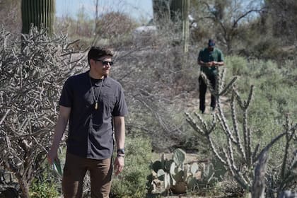 Detectives recorren la zona alrededor de la casa de Nancy Guthrie, en Tucson, Arizona, el miércoles 11 de febrero de 2026