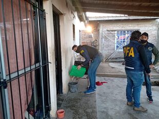 Detectives revisan un domicilio de los sospechosos