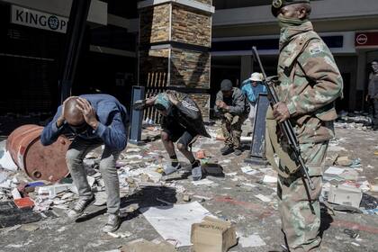 Detención de saqueadores en el Jabulani Mall de Soweto, Sudáfrica