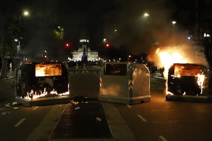 Detenidos e incendio en Av. De Mayo, alrededores del Congreso, después de la tercera jornada del debate por la "Ley Ómnibus”. 02/02/24