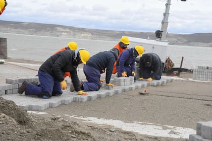 Detenidos próximos a recuperar la libertad colocan adoquines en el futuro camping de Río Gallegos que estará junto a la costanera
