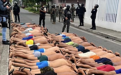Detenidos tras asaltar un hospital en Ecuador. Un total de 69 individuos armados han sido detenidos tras asaltar el Hospital Público de Yaguachi, a las afueras de la ciudad ecuatoriana de Guayaquil