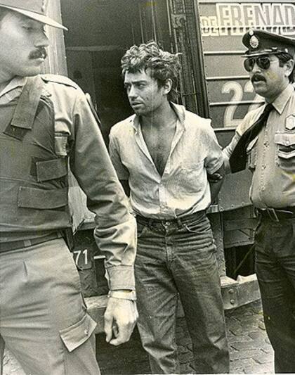 Alejandro Puccio, esposado, custodiado por agentes de la Policía Federañ