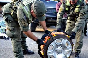 Detienen a una mujer que conducía una camioneta con los cuatro neumáticos rellenos de 49 kilos de cocaína, en Tucumán