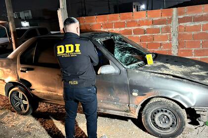 Detienen al conductor del auto que circulaba por el carril del Metrobus, chocó a dos adolescentes y se fugó