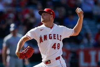 Detmers poncha a 14 y los Angelinos vencen 2-1 a los Rangers para su primera barrida