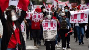 Detractores de Pedro Castillo protestan con pancartas que dicen "no al comunismo"