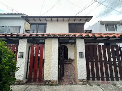 Detrás de afortunadas propiedades como esta, con parqueo, patio y amplias habitaciones pueden vivir personas con carencias básicas. Foto: José Carlos Cueto / BBC News Mundo
