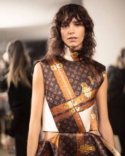 "Detrás de escena de mi desfile de otoño-invierno 24", posteó en sus redes Nicolas Ghersquiere, con foto de la argentina Mica Argañaraz en Louis Vuitton