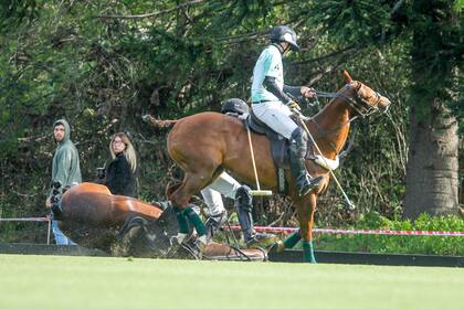 Detrás de Facundo Sola, Bautista Bayugar sale indemne con una acrobacia de la caída junto a una tabla; tampoco a su yegua le pasó nada significativo.