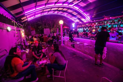 Detrás de la clásica fachada, espera una gran terraza donde pueden comerse delicias en Cacho Rotisería