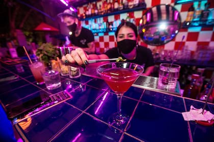 Detrás de la cortina de tiritas plásticas, en Cacho Rotisería hay también un disco-bar con barra de tragos