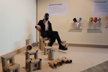 Detrás de la máscara, Nacho Ruiz de Galarreta muestra los objetos de Adorable Formidable, serie de sillas en tubos de cartón reciclado