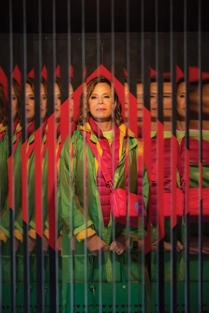 Detrás de Láminas reflejantes, una obra icónica del artista Julio Le Parc que está en El Descanso.