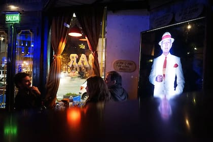 Detrás de las puertas de Mamita se abre un espacio que le hace un culto a la noche y sus íconos