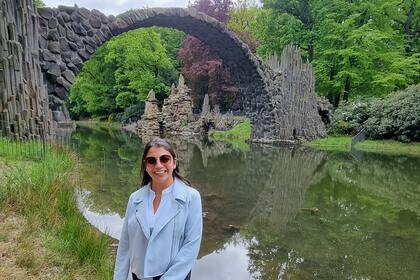 Detrás de Lisi, el Rakotzbrücke. El antiguo puente forma parte del parque de rododendros de Kromlau, un pequeño pueblo de unos 300 habitantes, que pertenece al distrito de Görlitz en el estado de Sajonia.