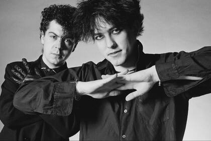 Detrás de su amigo Robert Smith