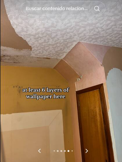 Detrás de un empapelado, encontraron una puerta secreta