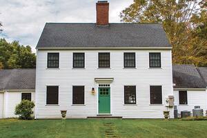 Detrás de una tradicional fachada suburbana de una casa en Connecticut, se despliega una cancherísima reforma que resignifica cada espacio con colorida impronta citadina.