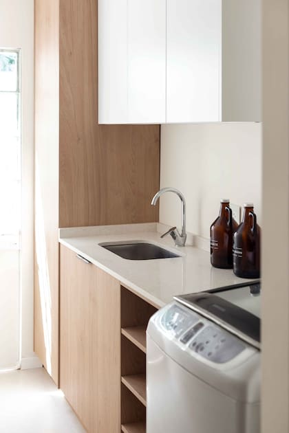 Detrás del área de trabajo se demolió la antigua escalera del PH y, en su lugar, generaron un lavadero y una despensa en línea.