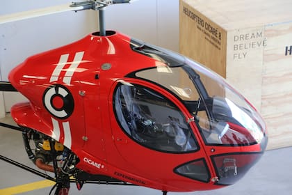 Detrás se puede ver una de las cajas en las que los helicópteros viajan cuando son comprados por clientes extranjeros.