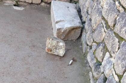Entre los daños al centro incaico se encontró que una piedra había sido extraída y al caer golpeado el piso, y restos de materia fecal.