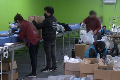 En los cuatro talleres clandestinos hallaron además 14 rollos de telas de color, máquinas de coser y estampado, impresoras y computadoras.