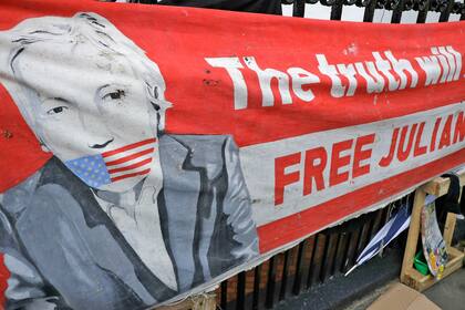 Detuvieron a Julian Assange en la embajada de Ecuador en Londres. La puerta de la embajada