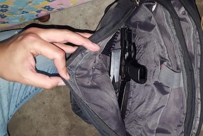 El arma secuestrada por los investigadores en los allanamientos