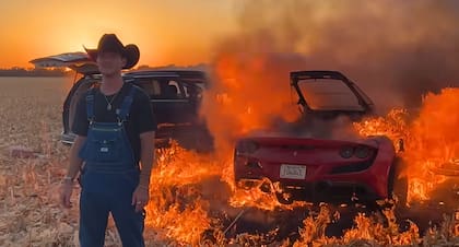 Detwiler junto a los dos modelos en llamas dos años atrás