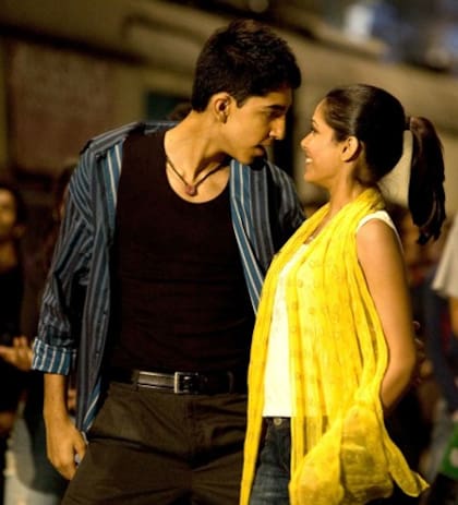 Dev Patel y Freida Pinto en ¿Quién quiere ser millonario?