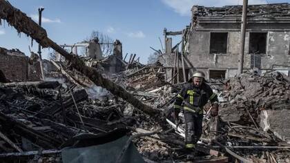 Devastación por los bombardeos en la ciudad de Járkiv, donde viven los tíos de Oksana Savenko