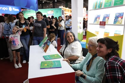 Devetach, en la Feria del Libro, rodeada de lectores de todas las edades