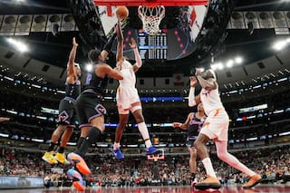 Devin Booker anota 30 puntos, Jalen Green suma 25 y Suns resisten 120-110 a Bulls