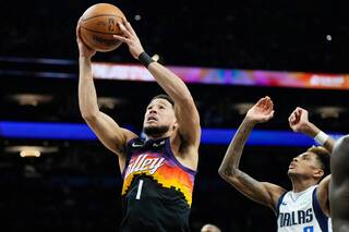 Devin Booker anota 37; Suns aseguran el séptimo puesto del Oeste con triunfo 112-107 ante Mavs