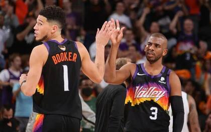 Devin Booker y Chris Paul, jugadores de Phoenix Suns, franquicia de la que es propietaria Sarver, pero que ya confirmó que puso en venta