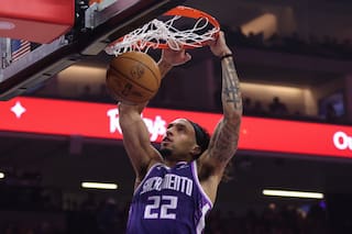 Devin Carter anota 29 puntos y guía a Kings a victoria 124-118 ante Warriors