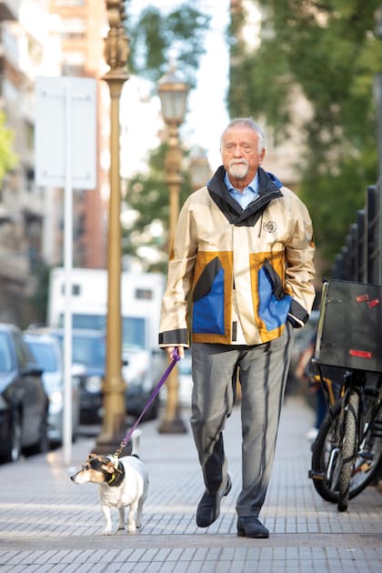 Devorik con Pedro, su Jack Russell, caminando por Recoleta.