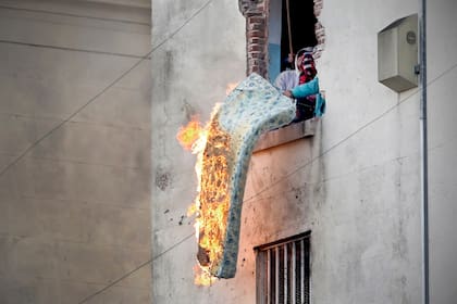 Por las ventanas de la cárcel de Devoto los internos sacaban colchones incendiados