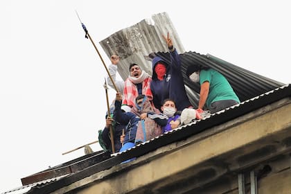 Los presos de Devoto rompieron el techo de la cárcel y, desde arriba, tiraban piedras durante el motín