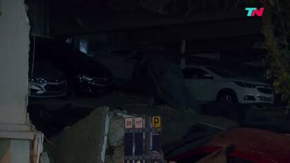 Devoto: se derrumbó una concesionaria de autos y aplastó a varios cero kilómetro