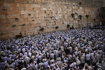 Devotos judíos rezan durante el Día de Jerusalén, un feriado israelí que celebra la captura de la Ciudad Vieja durante la Guerra de los Seis Días en 1967