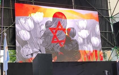 La convocatoria fue organizada por la Asociación Mutual Argentina (AMIA), la Delegación de Asociaciones Israelitas Argentinas (DAIA), la Organización Sionista Argentina (OSA) y el Foro de Familias de Secuestrados y Desaparecidos.