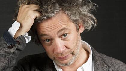Dexter Fletcher tomó el lugar de Bryan Singer, que fue despedido de la película de Queen