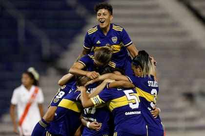 Boca volvió a golear a River y celebró en la final del fútbol femenino, en Vélez