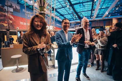 El momento del corte de cinta marcó el inicio oficial. Con la tienda abierta y el espacio lleno, HONOR formalizó su presencia en el mercado argentino con un espacio propio, pensado por y
para sus usuarios.